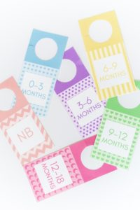 These Nursery Closet Dividers Free Printables are so adorable, stylish and best of all FREE FOR YOU AND WITH NO SUBSCRIPTION NEEDED! You can get them in color, Black & White, in sizes from NB to 24 Months! Not only that, but you can also get them without sizes and just write in them whatever is that you want to divide!