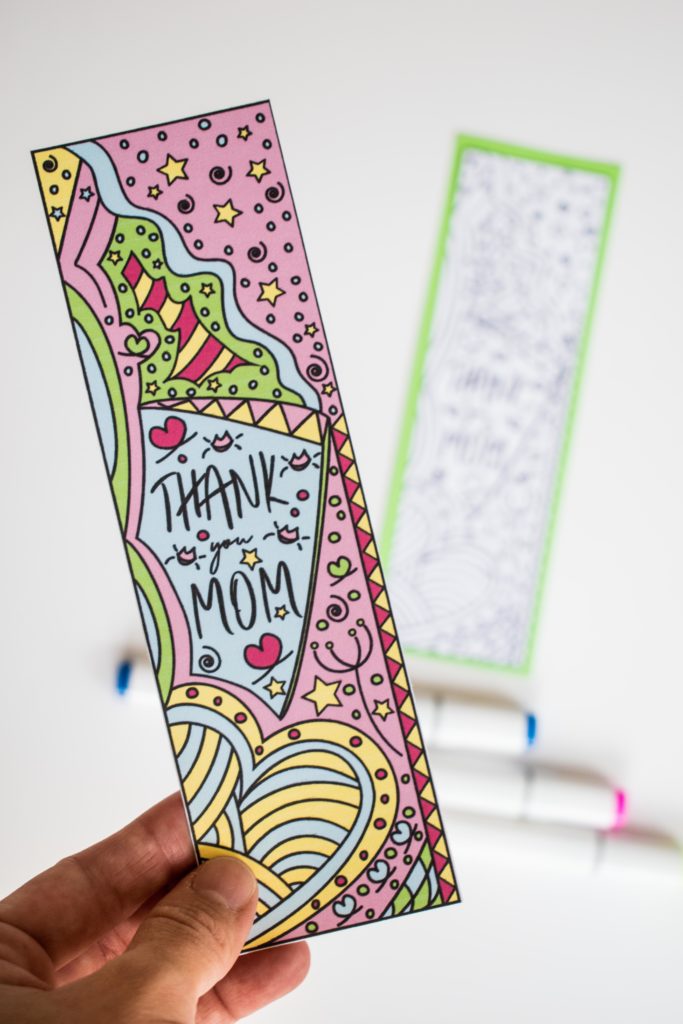 To celebrate this upcoming Mother's Day I designed these beautiful Coloring Mother's Day Bookmarks. Print them out, color them, and give them away to your mom, or any mom you know. Oh! and If you're one, don't forget to keep one for yourself.