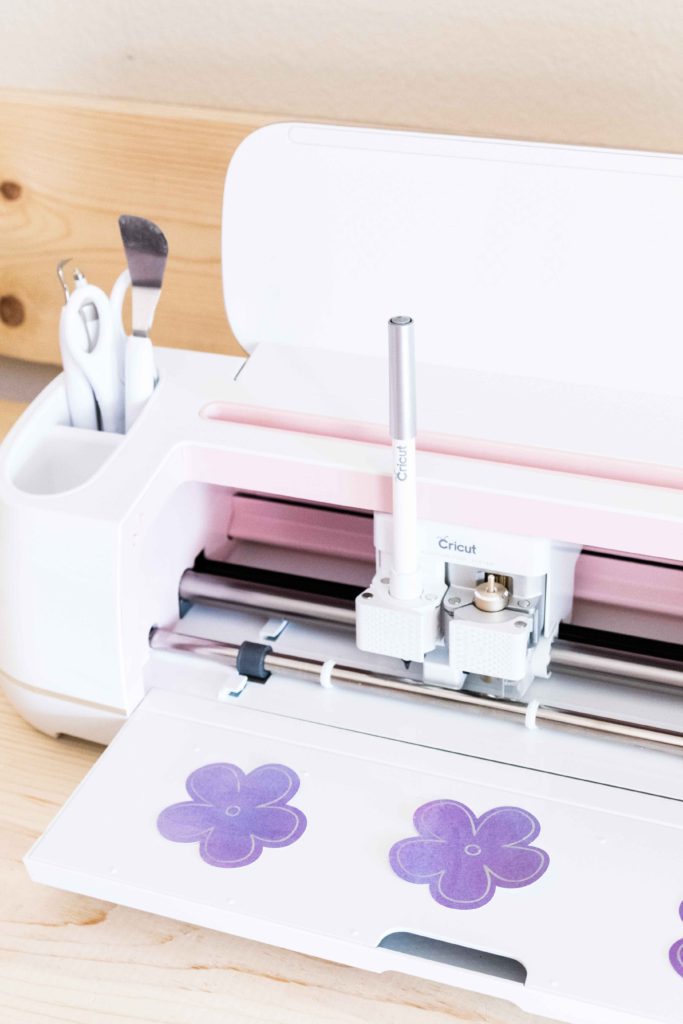 Cricut Maker drawing and cutting flowers