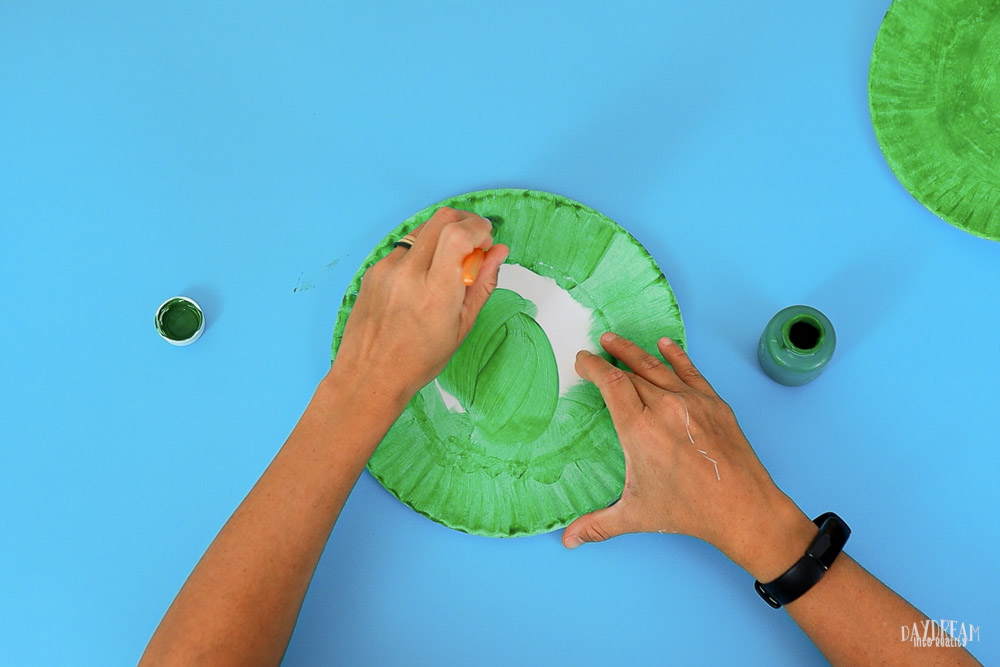 paint paper plate green